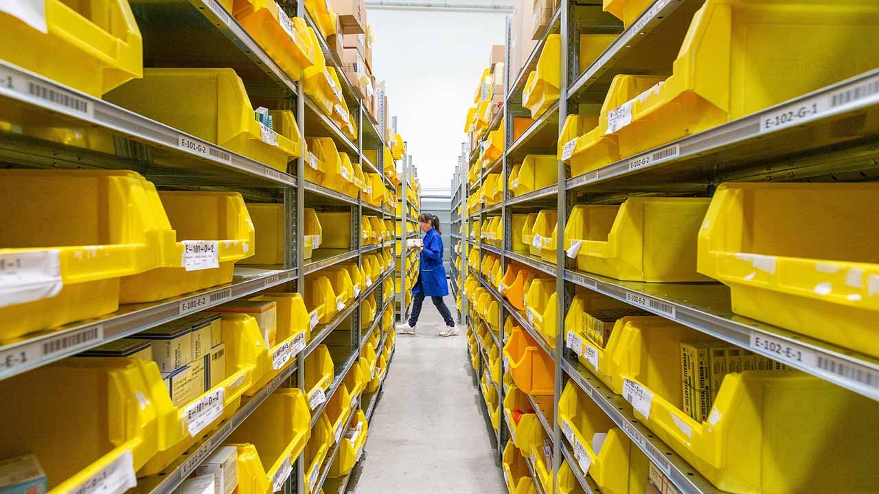 Efficient pick and pack strategies and automation tools help ensure fast, accurate order fulfillment for better customer satisfaction (Source: Internet)