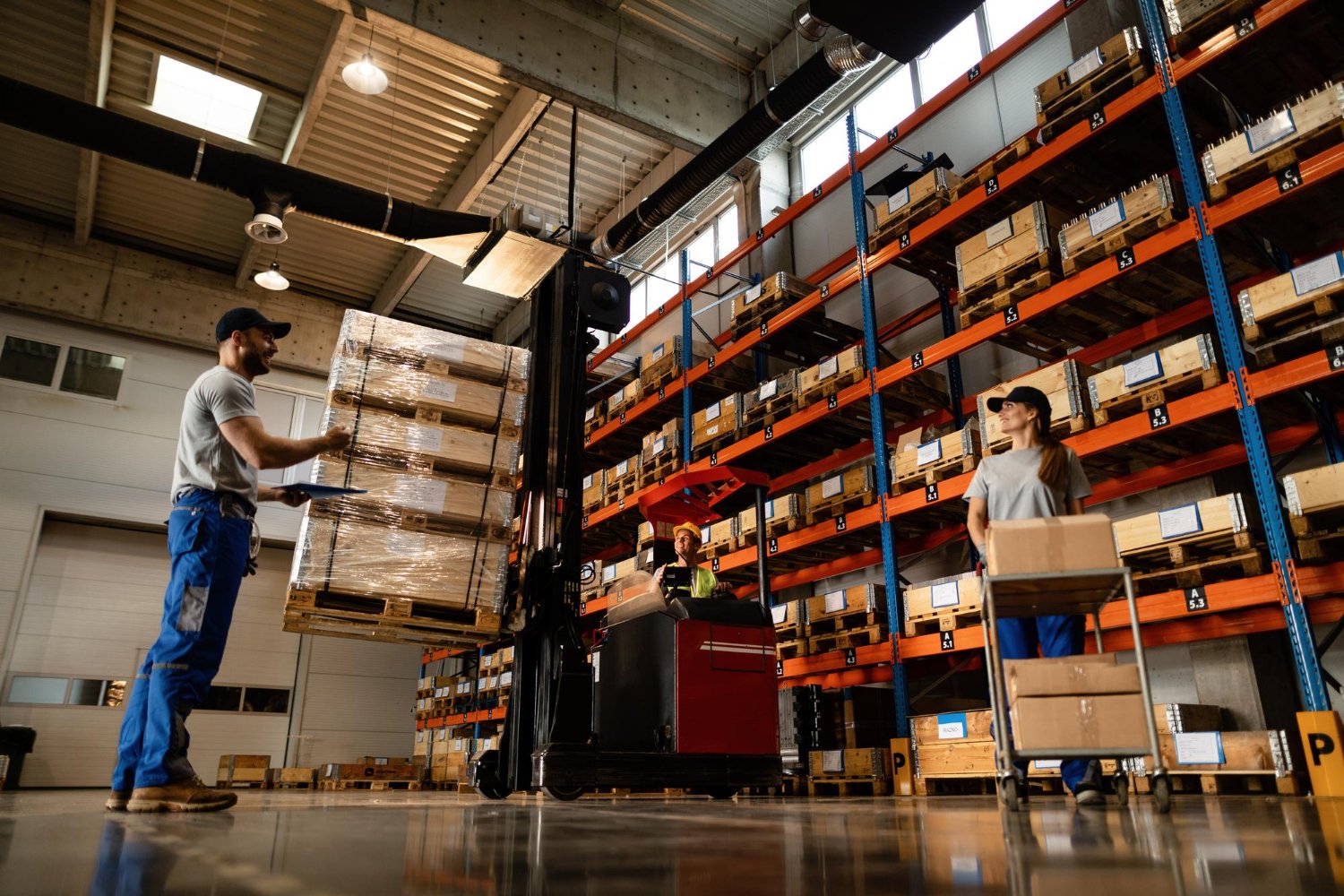 FBM cho phép các nhà bán hàng tự xử lý lưu kho, đóng gói và vận chuyển, mang lại quyền kiểm soát hoàn toàn đối với quy trình hoàn tất đơn hàng trong khi vẫn bán trên Amazon (Nguồn: Internet)