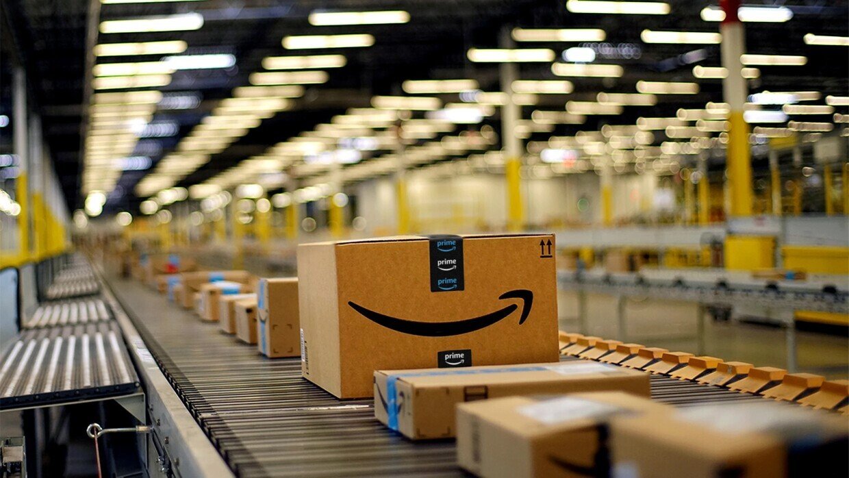Hoàn tất đơn hàng bởi Amazon (FBA) cung cấp giao hàng nhanh chóng và độ tin cậy từ mạng lưới của Amazon, nhưng đi kèm với phí và sự kiểm soát hạn chế của người bán (Nguồn: Internet)