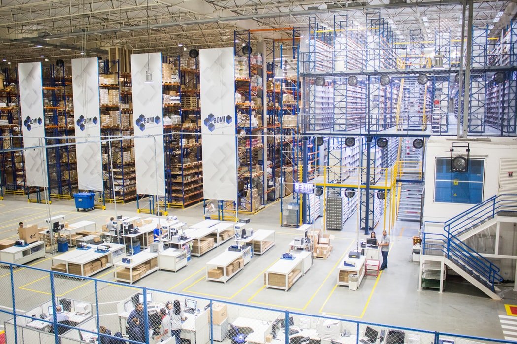 Các kho thông minh sử dụng tự động hóa và IoT để nâng cao hiệu quả và độ chính xác trong các hoạt động quản lý hàng tồn kho và logistics