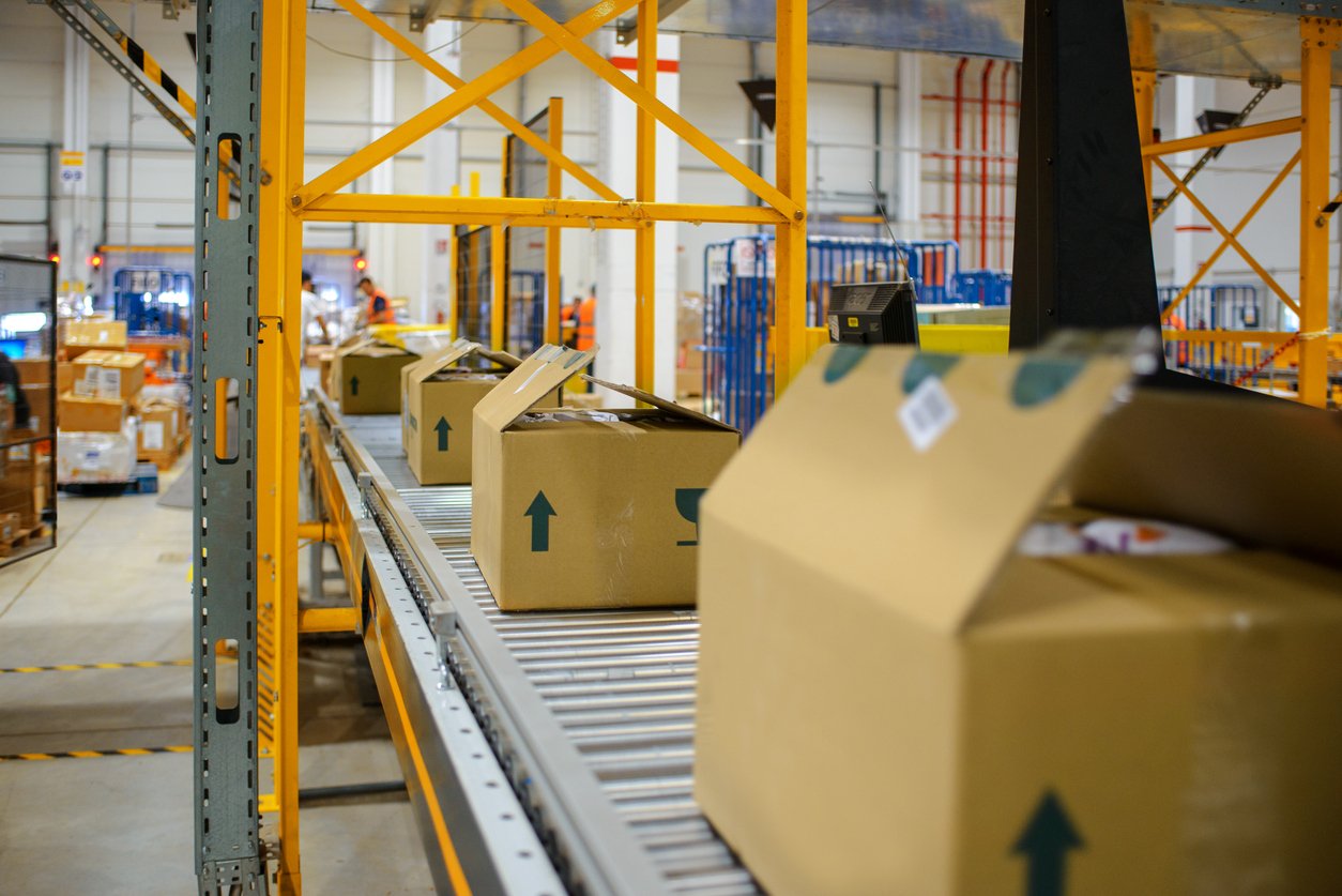 A robust WMS enables real-time inventory tracking, automates order processing, and enhances pick and pack efficiency (Source: Internet)