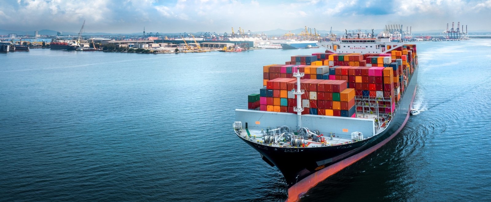 Shipping logistics manages the efficient movement of goods across the supply chain to ensure timely and cost-effective delivery (Source: Internet)
