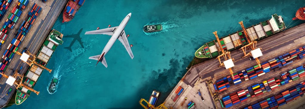 Vận chuyển tập trung vào việc di chuyển hàng hóa, trong khi logistics quản lý toàn bộ chuỗi cung ứng từ việc mua sắm đến giao hàng (Nguồn: Internet)