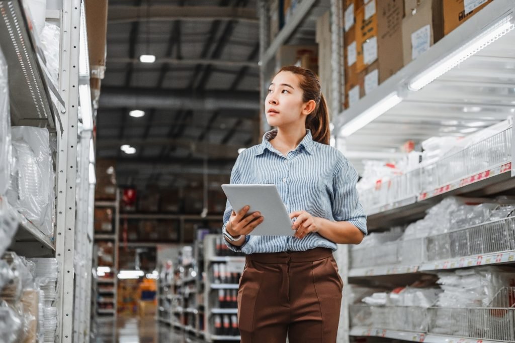 Real-time inventory visibility is essential for effective omnichannel fulfillment, enabling accurate order routing and demand forecasting (Source: Internet)