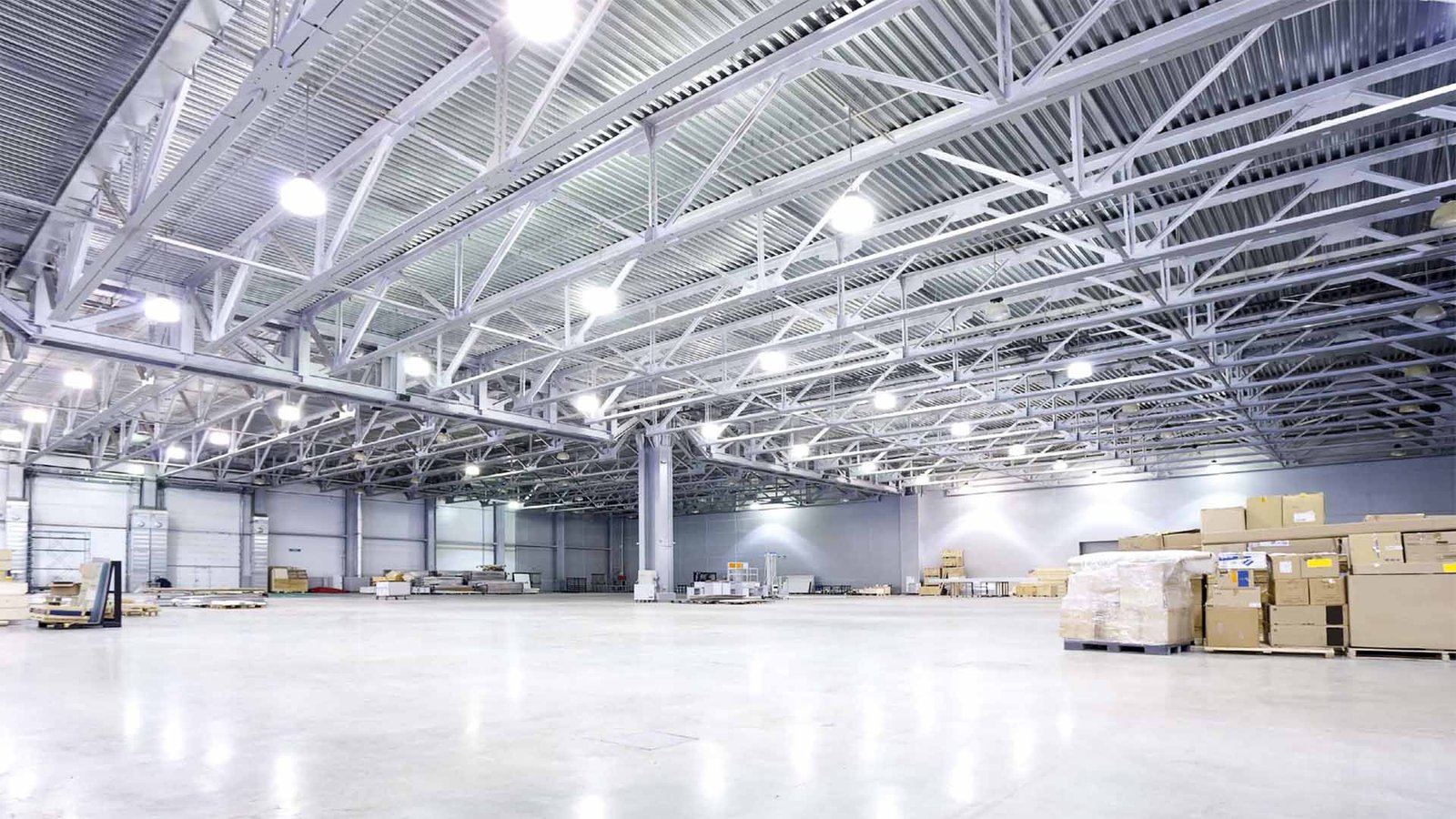 Public warehouses provide flexible, cost-effective storage solutions for businesses, offering shared space and services like inventory management and shipping (Source: Internet)
