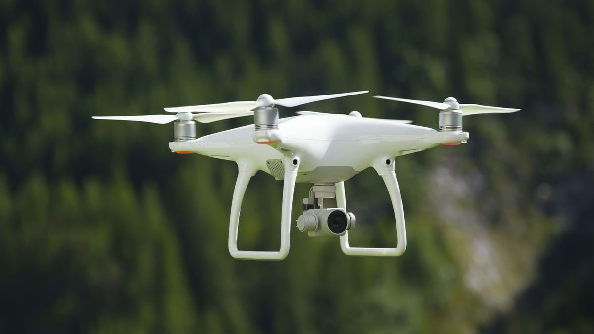 Drones enhance warehouse operations by performing rapid inventory counts and monitoring conditions, improving efficiency and safety (Source: Internet)