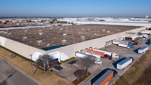 A distribution center is a significant factor in the supply chain (Source: Internet)