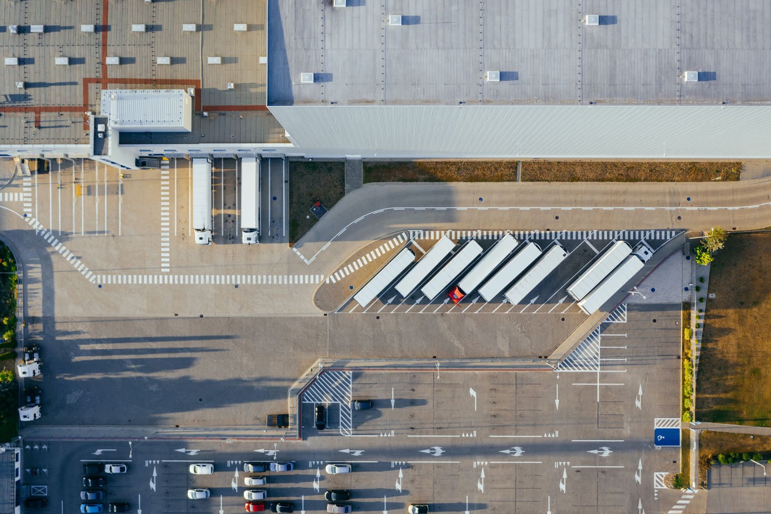 Manage distribution centers is complicated (Source: Internet)