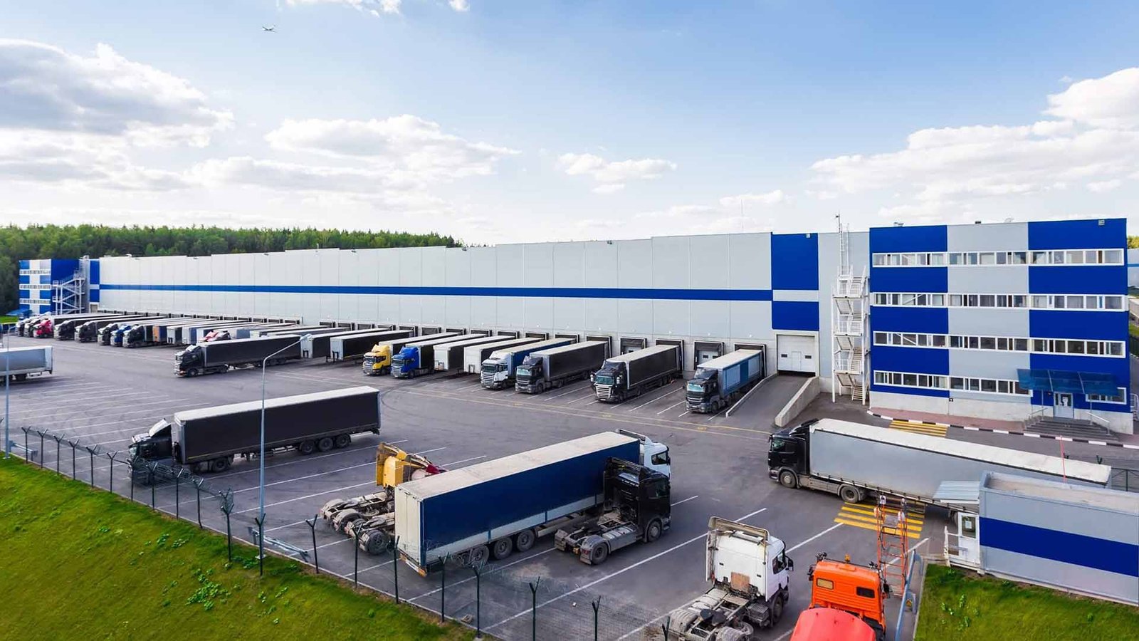 Understanding the unique functions and advantages of each type of distribution centre is crucial for logistics professionals (Source: Internet)