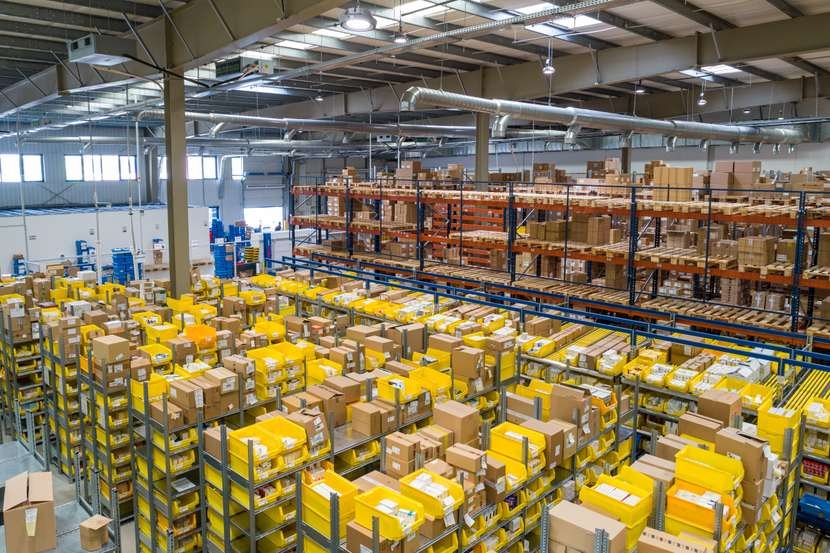 Warehouses focus on long-term storage, while distribution centers prioritize rapid order fulfillment and shipping (Source: Internet)