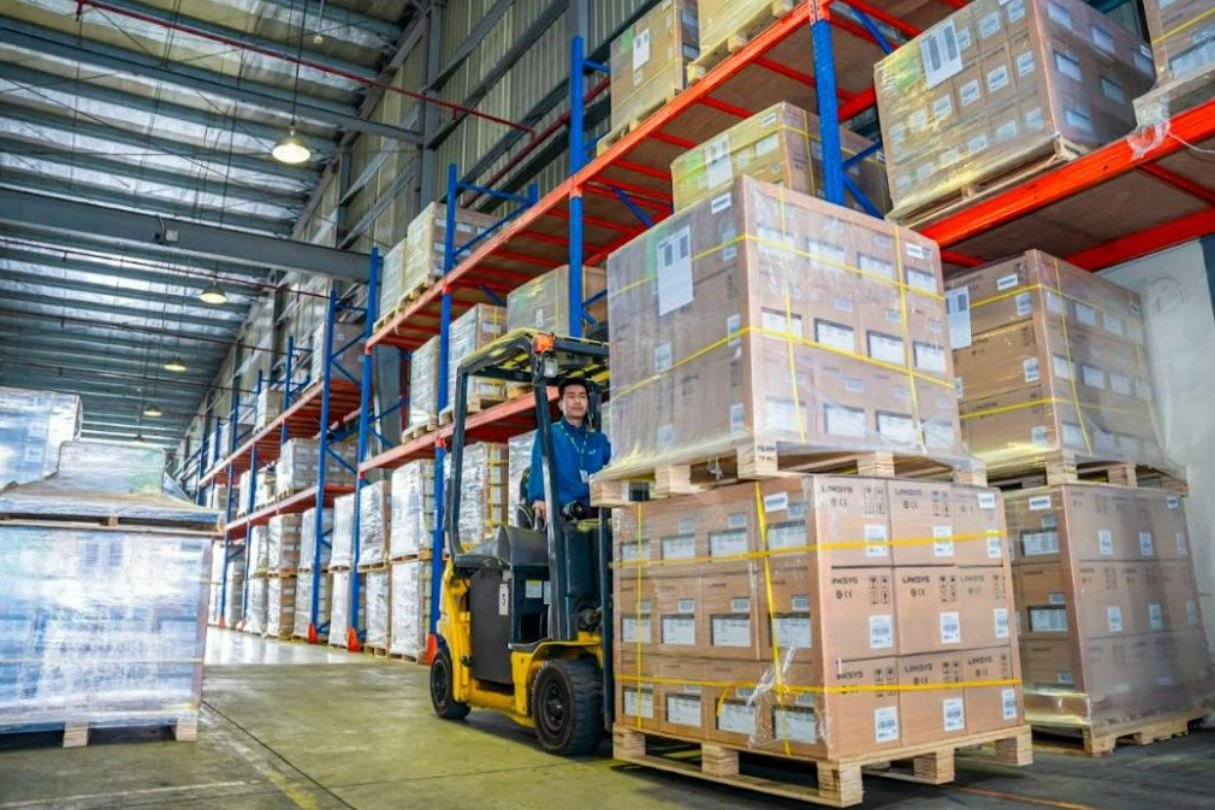 CFS consolidates and processes small LCL shipments for packaging, inspection, and customs clearance before or after international shipping (Source: Internet)