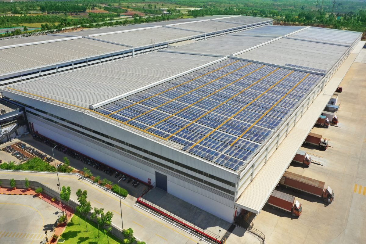 Sustainable warehousing reduces environmental impact by using eco-friendly materials, energy-efficient systems, and smart logistics practices (Source: Internet)