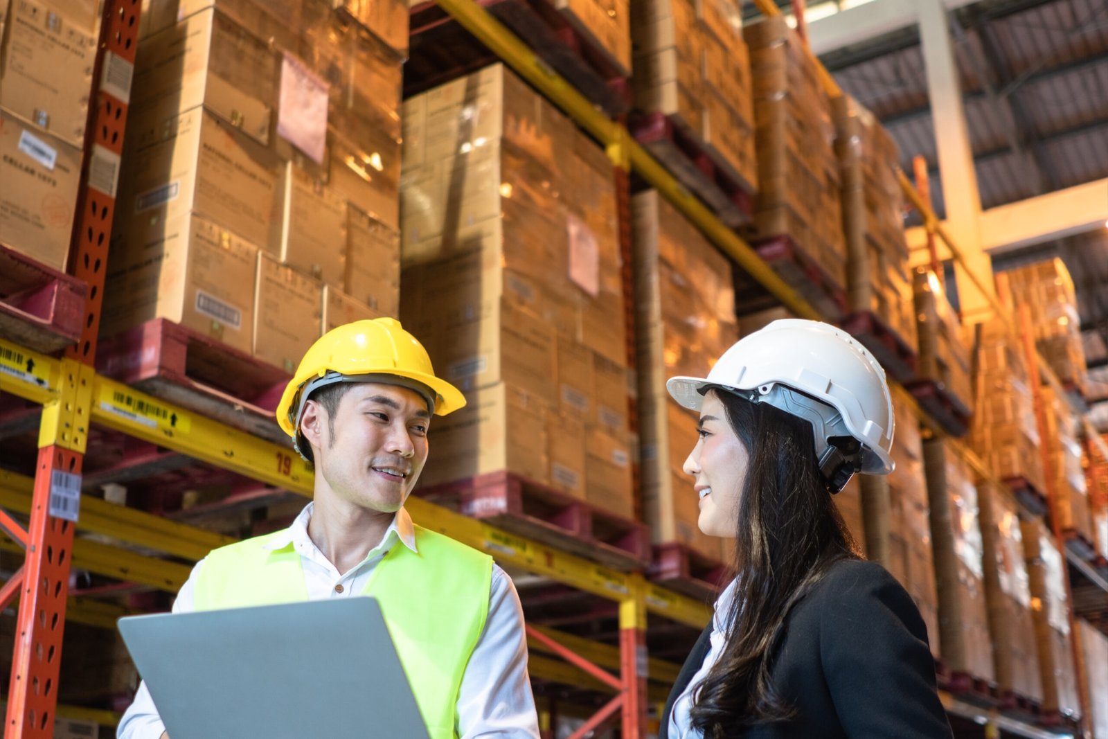 Sustainable warehousing enhances employee well-being through safer, healthier, and more ergonomic working environments (Source: Internet)