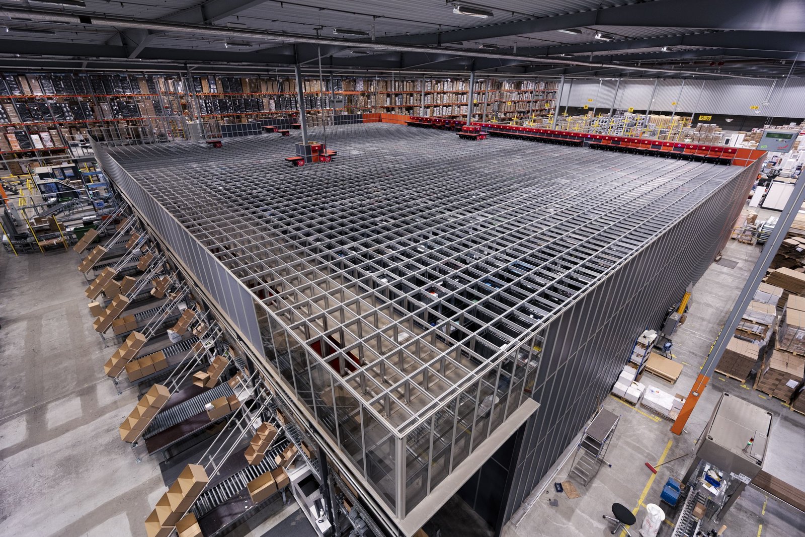 Building sustainable warehousing involves eco-friendly design, automation, and continuous performance tracking to reduce environmental impact and boost efficiency (Source: Internet)