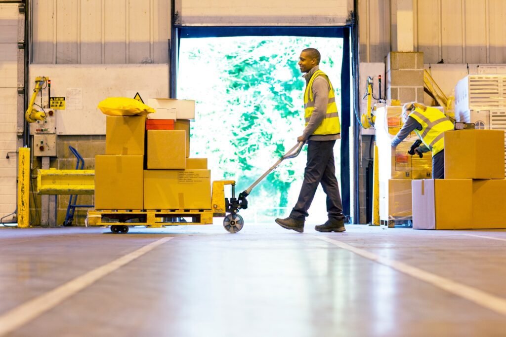 Cross-docking in warehouses enables rapid transfer of goods, cutting storage costs and boosting just-in-time delivery for fast-moving products (Source: Internet)