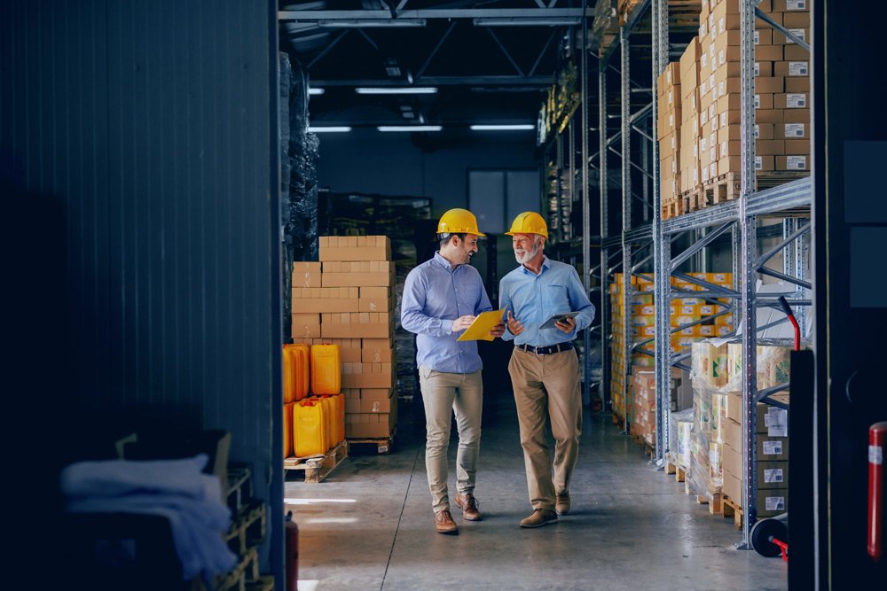 Outsourcing shipping vs handling to a 3PL reduces logistics costs through volume discounts and streamlined packaging operations (Source: Internet)