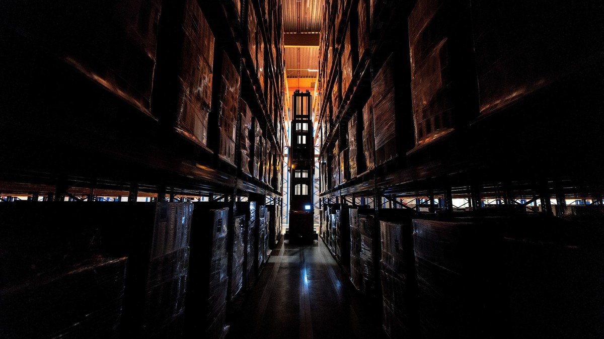 Lights-out warehouse
